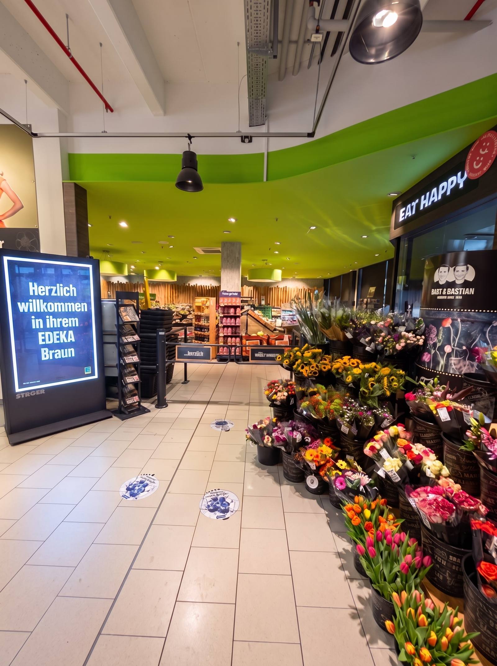 Eingangsbereich des Marktes mit dem Blumenstand – ein Eindruck aus dem Inneren, KI-modifizierte Darstellung.