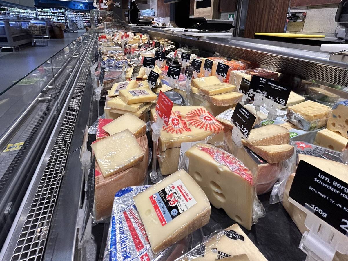 Die Käsetheke – Grundlage für Platten und Catering.
