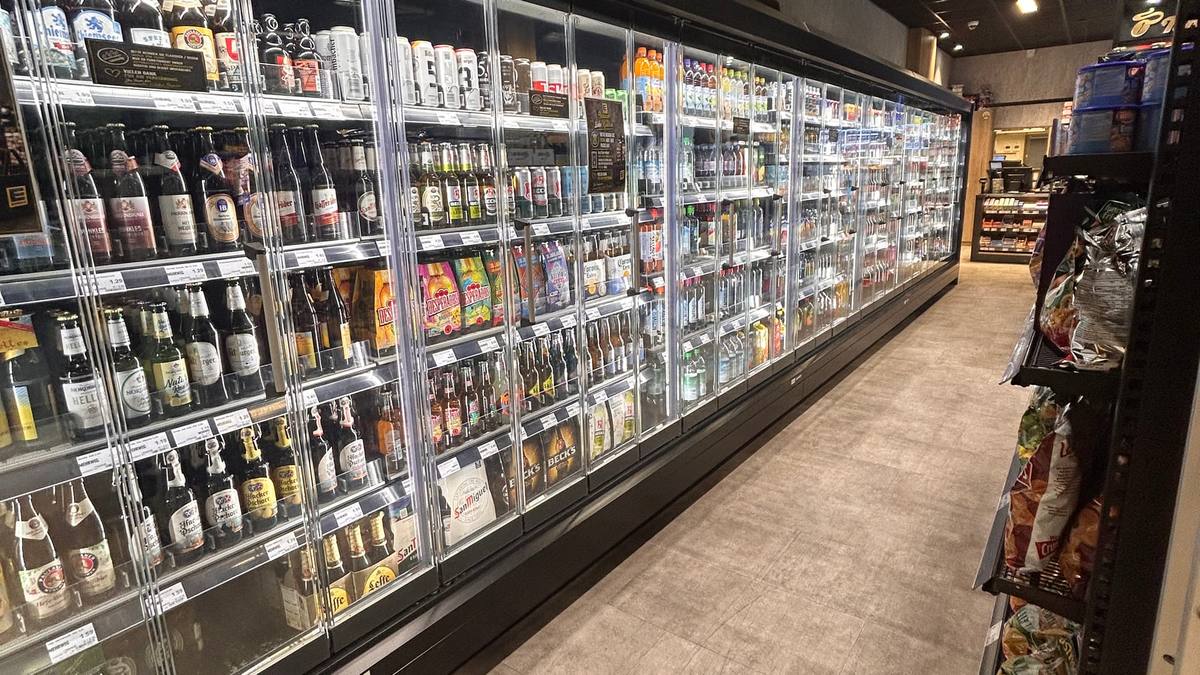 Der Shop der Tankstelle von innen: die gekühlte Getränkewand mit Saft, Bier und Weizen, rechts ein Regal mit Snacks.