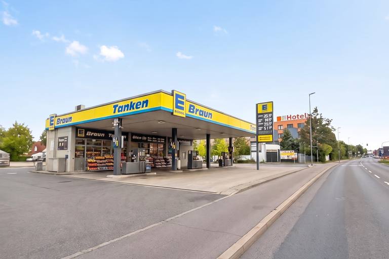 Arbeiten an der Tankstelle. (KI-modifizierte Darstellung)